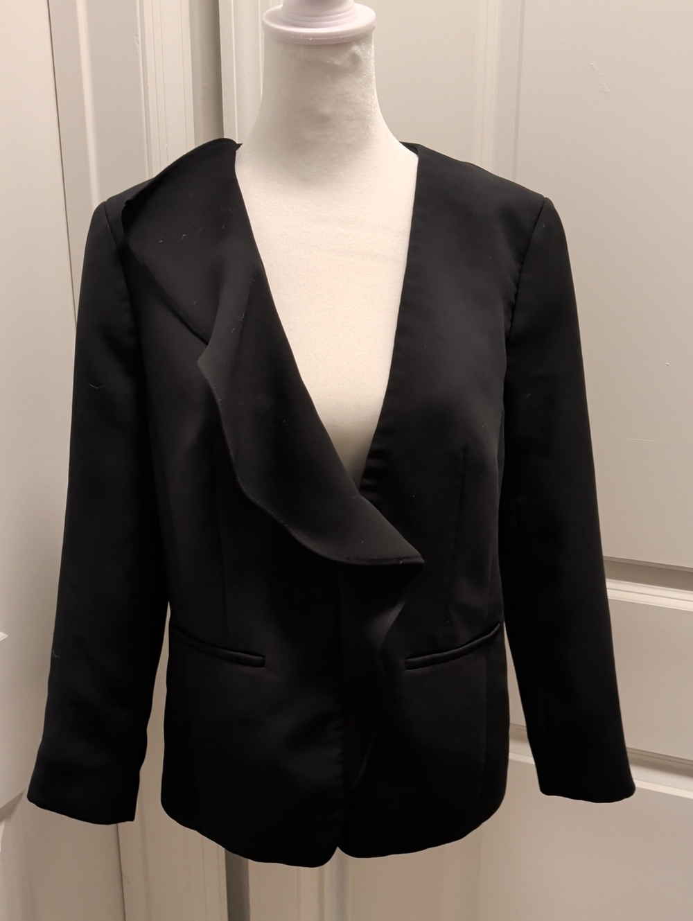 Talbots Size 2 PreOwned Black Ruffle-Trim Open Blazer With One Snap Closure